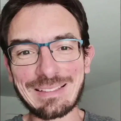 Le formateur souriant face caméra, comme pendant un cours en visio