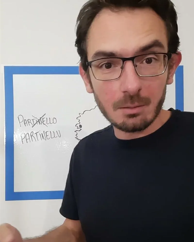 Le formateur de La Méthode SLT devant son tableau blanc, pendant une explication en corse